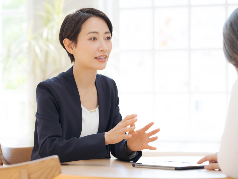 丁寧に説明するイメージ写真